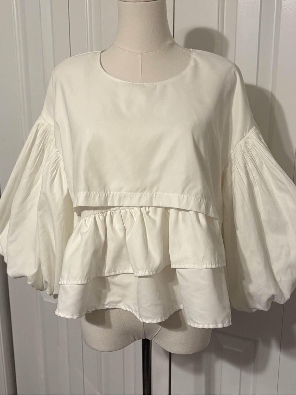 MUNAIYI. Ivory Tiered Ruffle Blouse with Puff Sleeves